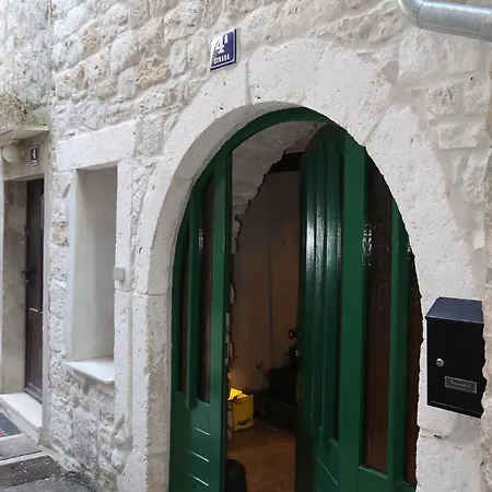 Daire Fjaka, Old Stone House Kastela
