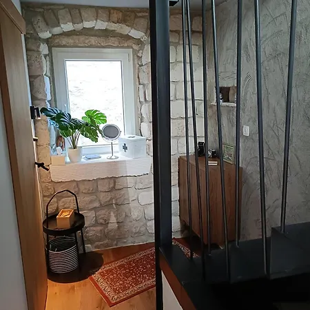 Fjaka, Old Stone House Apartamento